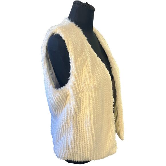 Tart Collections Kyla White Faux Fur Open Front Vest Size M - Picture 2 of 9
